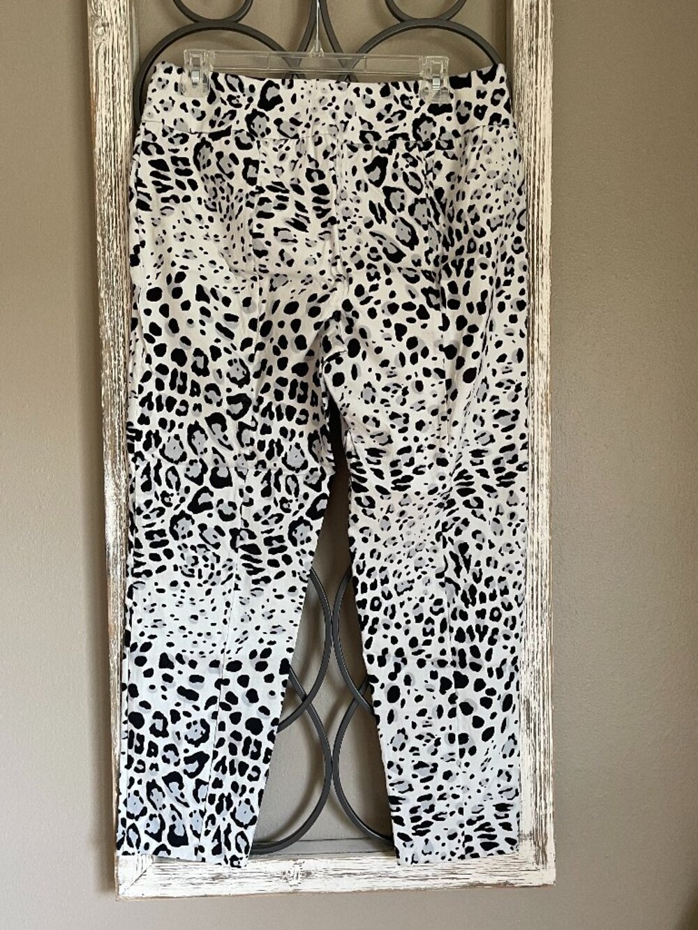 Est 1946 White Black Leopard Cheetah Print Cropped Capri Pants Animal Print Lg